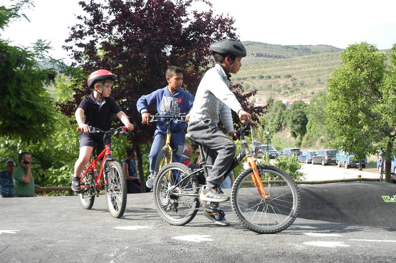 El pasado sábado se inauguró en Igea un circuito pump track para bicicletas con las que realizar saltos y piruetas. El medallista olímpico Carlos Coloma inauguró las instalaciones denominadas Dyno Pumptrack Igea junto al parque del río Linares. 