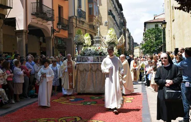 La procesión del Corpus, sobre las alfombras florales de la calle Portales. :: miguel herreros