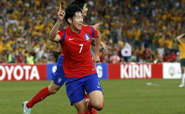 Son celebra un gol con su selección.