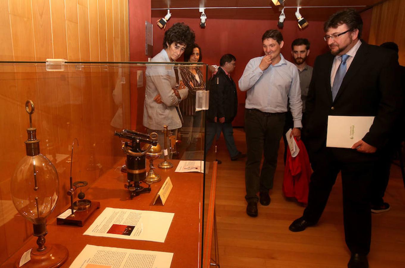 na exposición en el Centro Fundación Caja Rioja-Bankia La Merced propone recorrer los 175 años de historia del IES Sagasta de Logroño a través de diversos elementos organizados en torno a las asignaturas científicas impartidas en este centro desde su apertura.