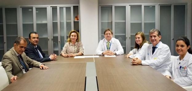 María Martín, reunida con el equipo de investigadores que recibió el premio. :: miguel herreros