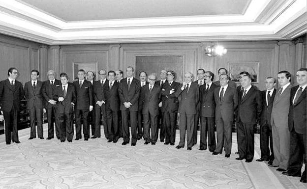 El primer Gobierno constitucional posa con el Rey en abril de 1977.