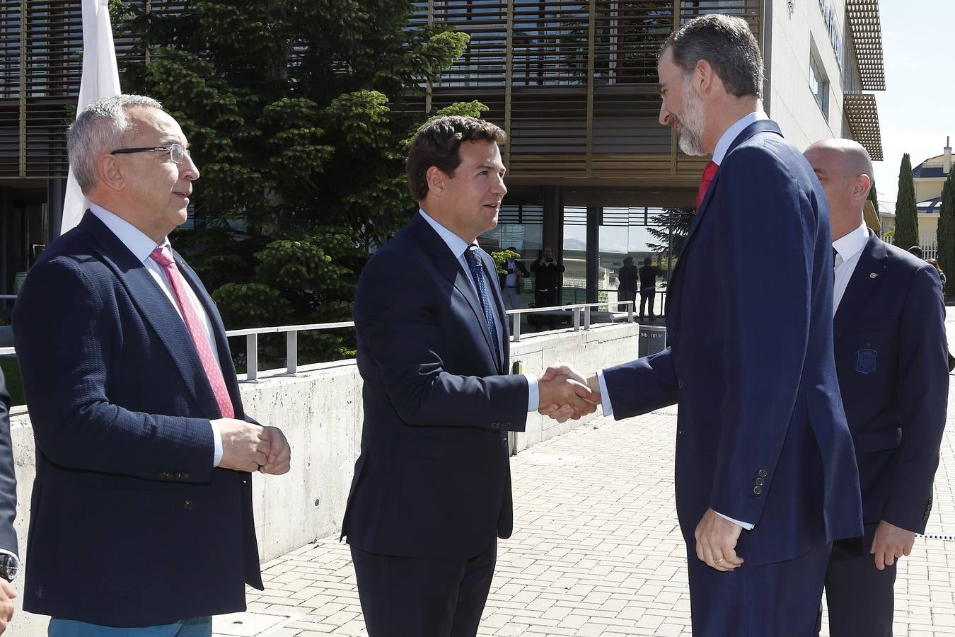 El monarca ha visitado a los jugadores del combinado nacional y a toda la delegación española en la Ciudad del Fútbol de Las Rozas