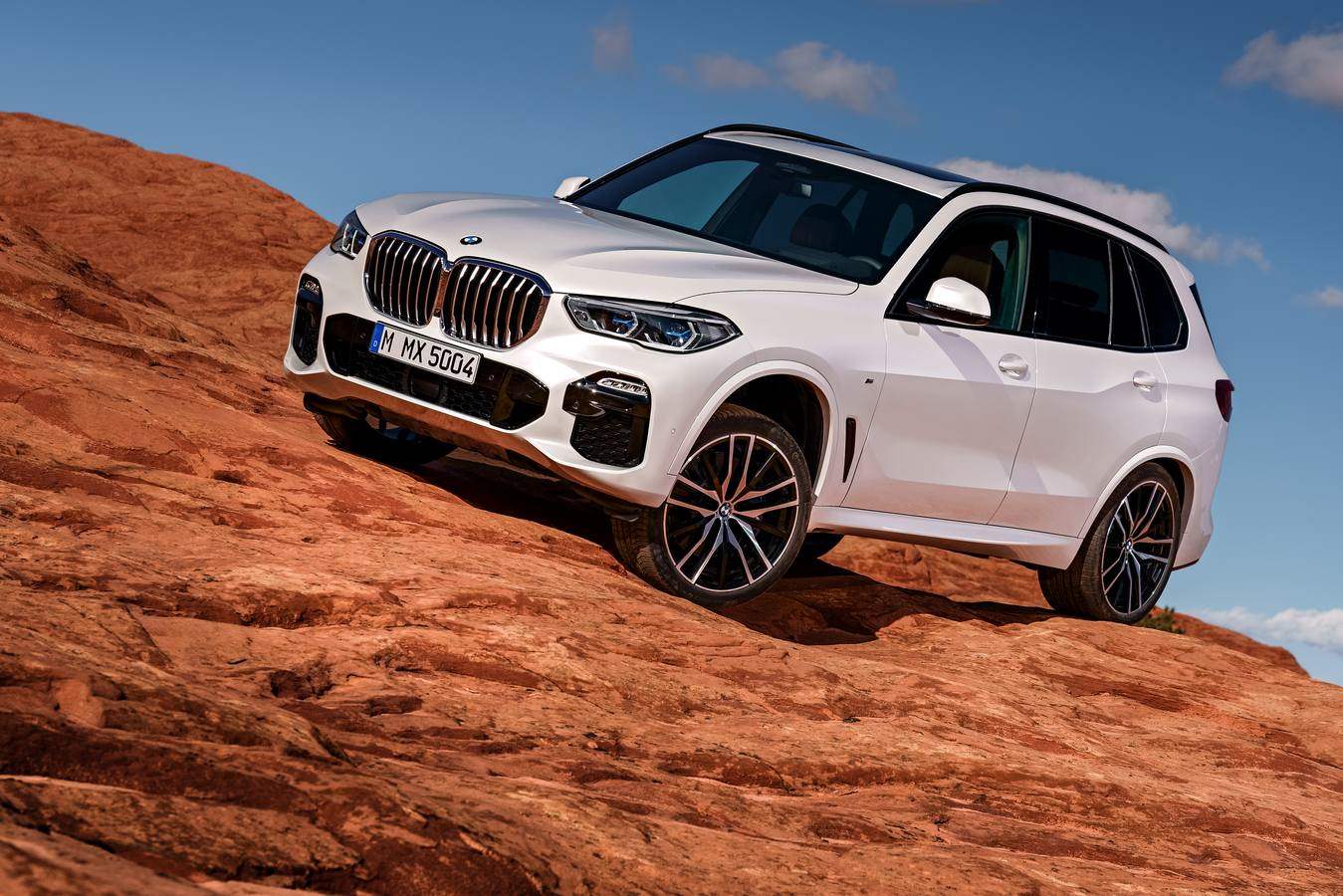 BMW actualiza el X5 con una nueva versión, cuya apariencia es más robusta, con códigos de diseño actualizados y mayor amplitud del habitáculo gracias a unas dimensiones ampliadas. Las nuevas tecnologías representan un paso más en el camino hacia la conducción autónoma.