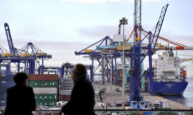 Trabajos de carga y descarga de contenedores en el puerto de Valencia.:: MANUEL BRUQUE / efe