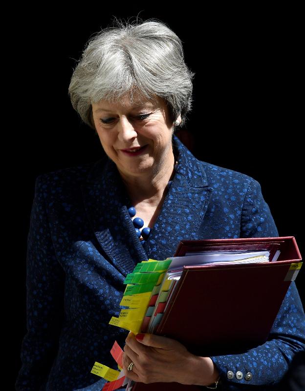 El ministro británico para el 'brexit', David Davis', y la jefa del Gobierno, Theresa May. :: efe y reuters