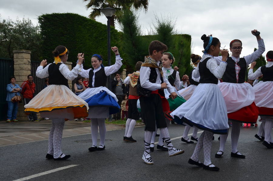 Tradición y folclore popular en Calahorra con motivo de la celebración del Día de La Rioja. La jornada matinal amenazó lluvia, pero no restó ilusión a los que decidieron participar en los actos.