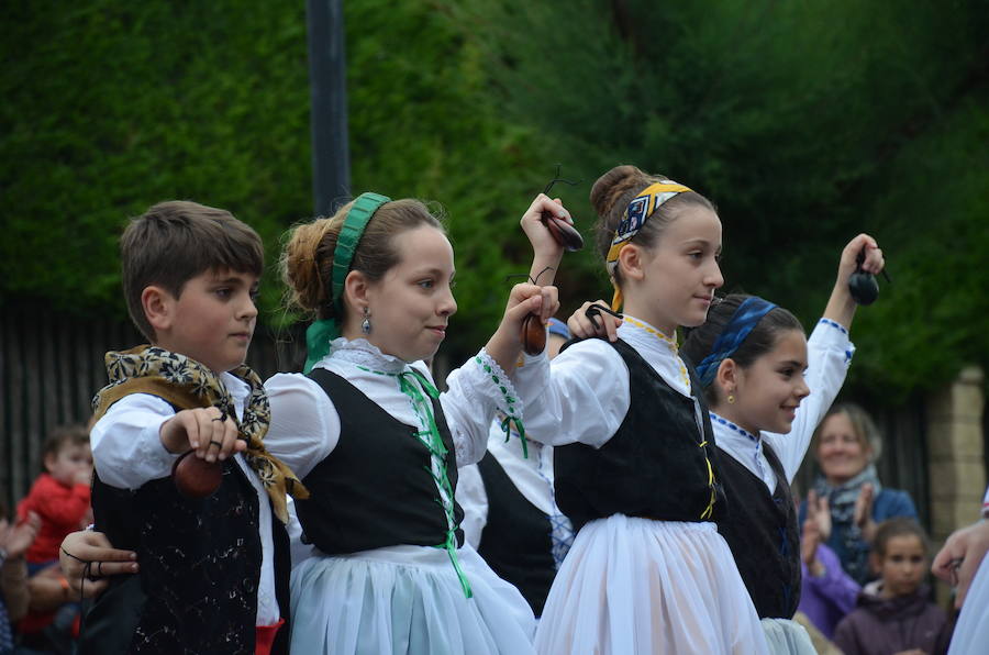 Tradición y folclore popular en Calahorra con motivo de la celebración del Día de La Rioja. La jornada matinal amenazó lluvia, pero no restó ilusión a los que decidieron participar en los actos.