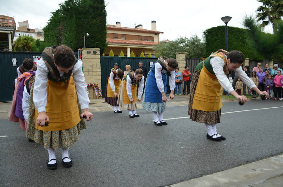 Tradición y folclore popular en Calahorra con motivo de la celebración del Día de La Rioja. La jornada matinal amenazó lluvia, pero no restó ilusión a los que decidieron participar en los actos.