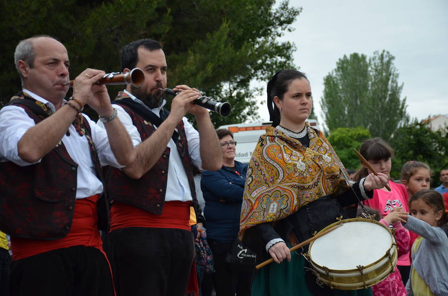 Tradición y folclore popular en Calahorra con motivo de la celebración del Día de La Rioja. La jornada matinal amenazó lluvia, pero no restó ilusión a los que decidieron participar en los actos.