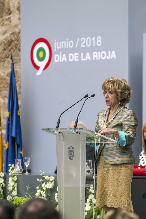 Acto de entrega de la Medalla de La Rioja a la Fundación Pioneros y a la Asociación de Amigos de las Crónicas Najerenses y distinciones para Pablo Sáinz Villegas como Riojano Ilustre y a Alberto Corazón como Riojano de Honor en el acto institucional del Día de La Rioja, que se ha celebrado en el Monasterio de Yusor, en un acto presentado por la periodista Graciela Martínez.