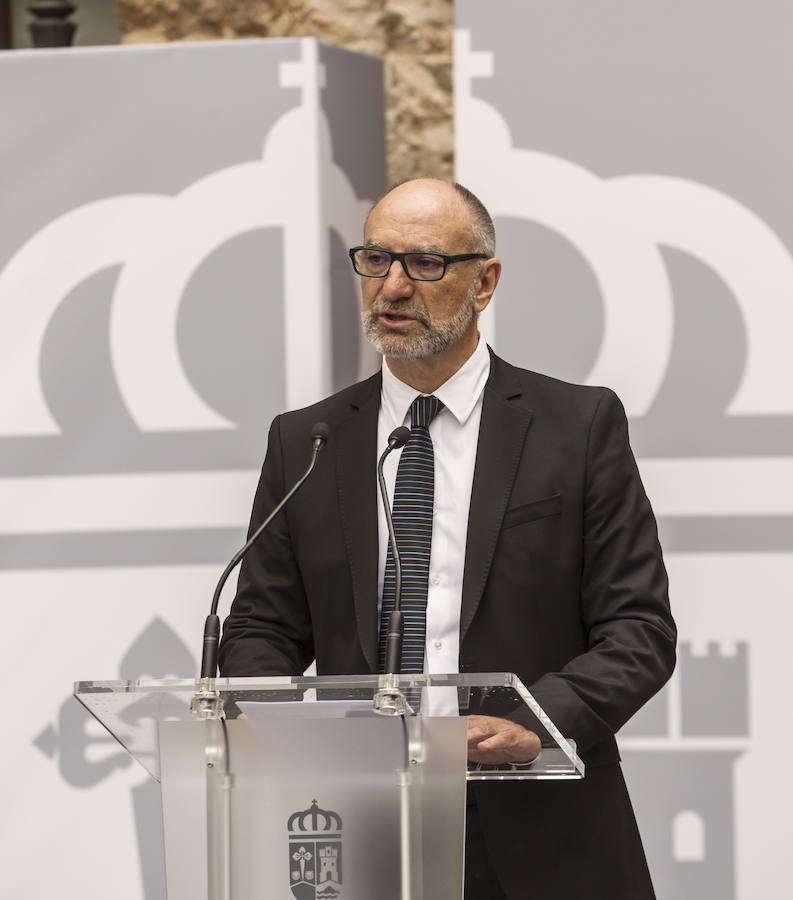 Acto de entrega de la Medalla de La Rioja a la Fundación Pioneros y a la Asociación de Amigos de las Crónicas Najerenses y distinciones para Pablo Sáinz Villegas como Riojano Ilustre y a Alberto Corazón como Riojano de Honor en el acto institucional del Día de La Rioja, que se ha celebrado en el Monasterio de Yusor, en un acto presentado por la periodista Graciela Martínez.