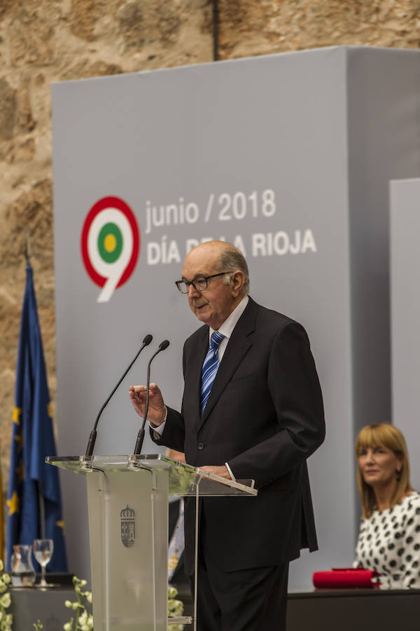 Acto de entrega de la Medalla de La Rioja a la Fundación Pioneros y a la Asociación de Amigos de las Crónicas Najerenses y distinciones para Pablo Sáinz Villegas como Riojano Ilustre y a Alberto Corazón como Riojano de Honor en el acto institucional del Día de La Rioja, que se ha celebrado en el Monasterio de Yusor, en un acto presentado por la periodista Graciela Martínez.