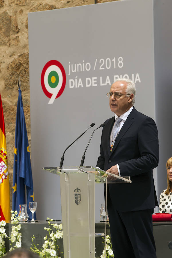 Acto de entrega de la Medalla de La Rioja a la Fundación Pioneros y a la Asociación de Amigos de las Crónicas Najerenses y distinciones para Pablo Sáinz Villegas como Riojano Ilustre y a Alberto Corazón como Riojano de Honor en el acto institucional del Día de La Rioja, que se ha celebrado en el Monasterio de Yusor, en un acto presentado por la periodista Graciela Martínez.