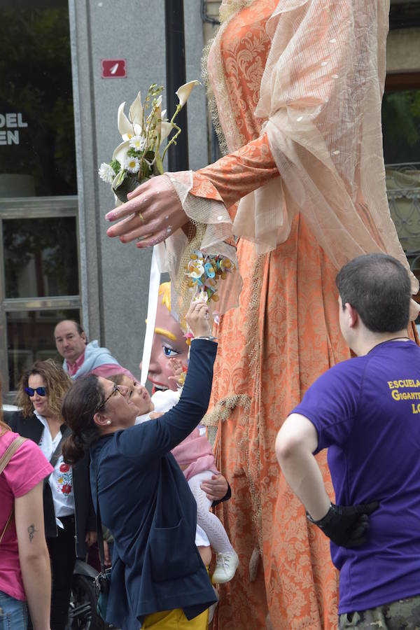 La convocatoria en el Ayuntamiento ha reunido a jóvenes y mayores para ver a los gigantes y cabezudos desfilar y bailar por las calles de Logroño. 