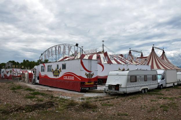 El Circo Holiday se sitúa en una nueva ubicación, en el solar de una antigua fabrica de muebles junto al aparcamiento de Las Norias. :: MIGUEL HERREROS