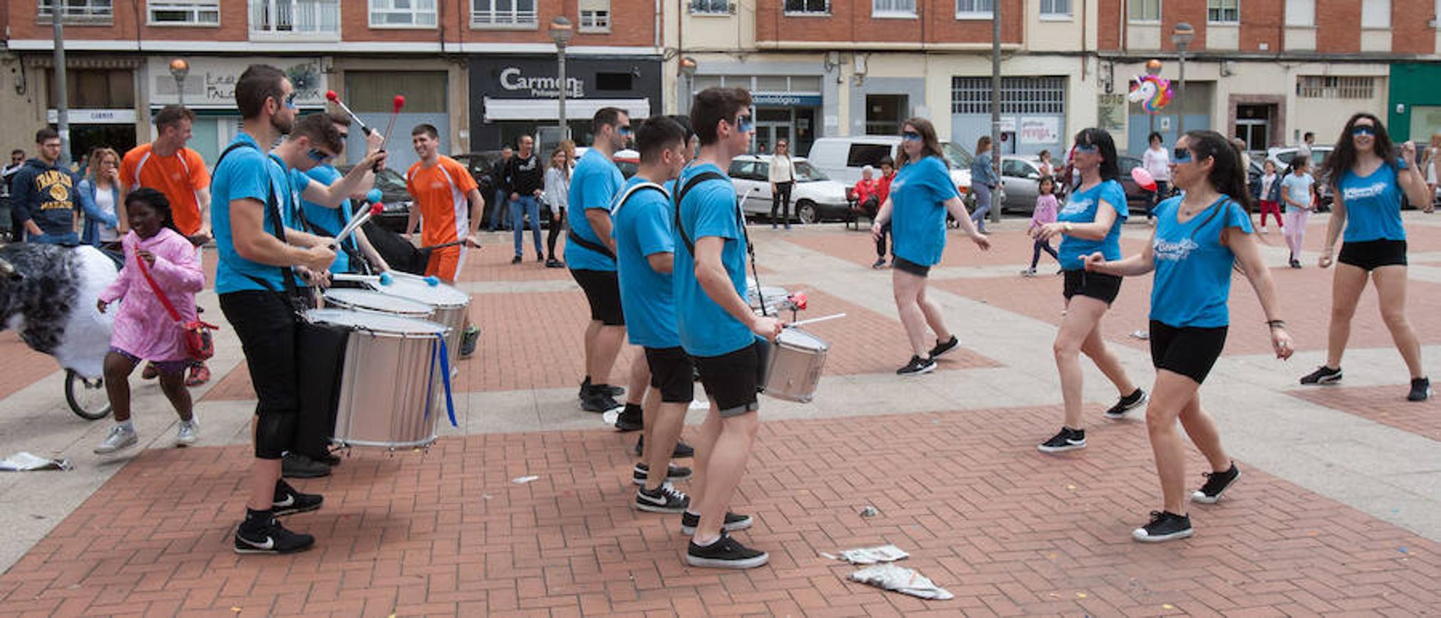 Degustación de bollo preñado a favor de Proyecto Hombre en el parque de La Cometa de Logroño con participación de El Torico y Batukada y la Asociación de Vecinos de la Carretera de El Cortijo.