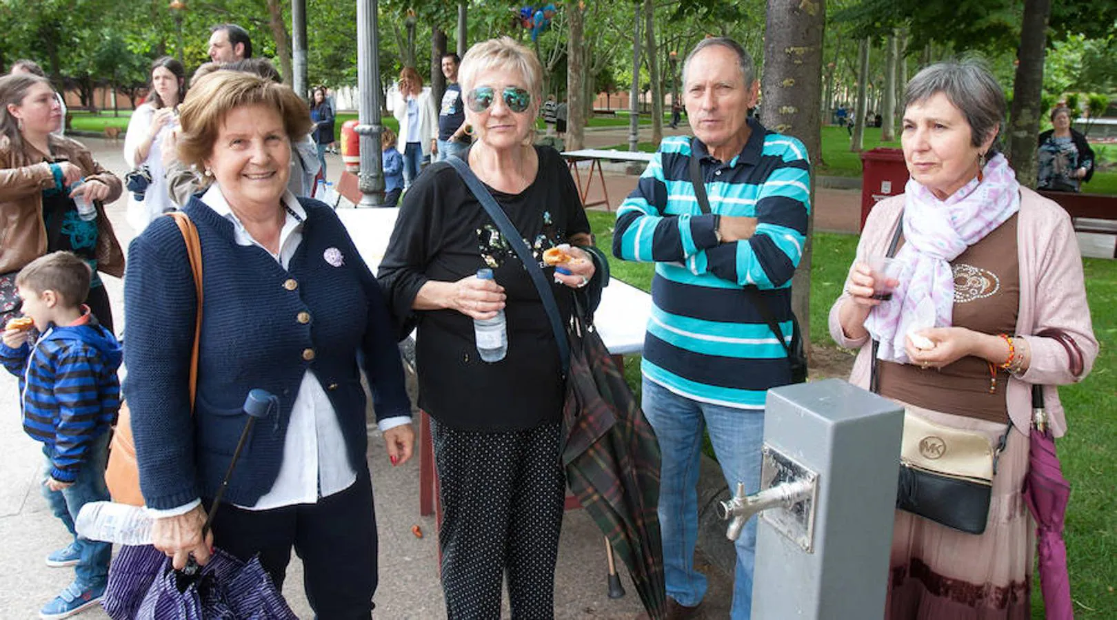 Degustación de bollo preñado a favor de Proyecto Hombre en el parque de La Cometa de Logroño con participación de El Torico y Batukada y la Asociación de Vecinos de la Carretera de El Cortijo.