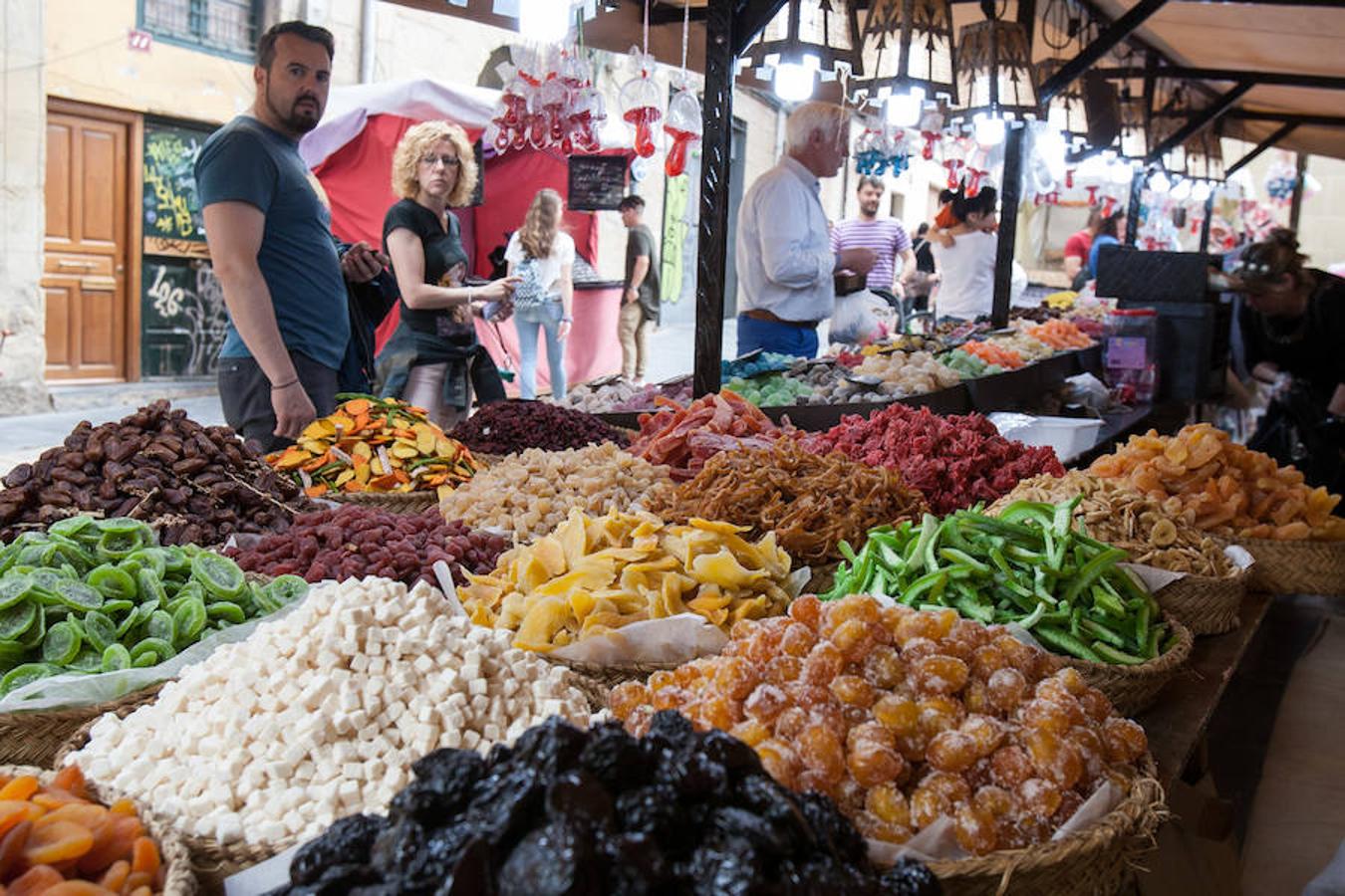 Las Plazas del Mercado, la Oca, Santiago y las calles Barriocepo, Excuevas, Cofradía del Pez y La Merced vuelven a latir con la instalación del Mercado Renacentista donde uno puede encontrar de todo, clásico y moderno.