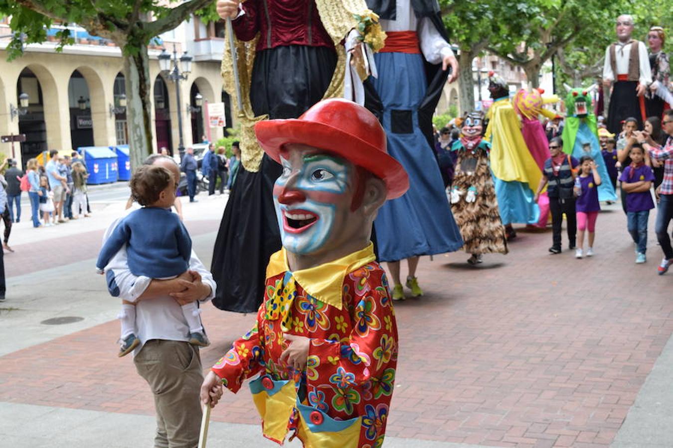 La convocatoria en el Ayuntamiento ha reunido a jóvenes y mayores para ver a los gigantes y cabezudos desfilar y bailar por las calles de Logroño. 