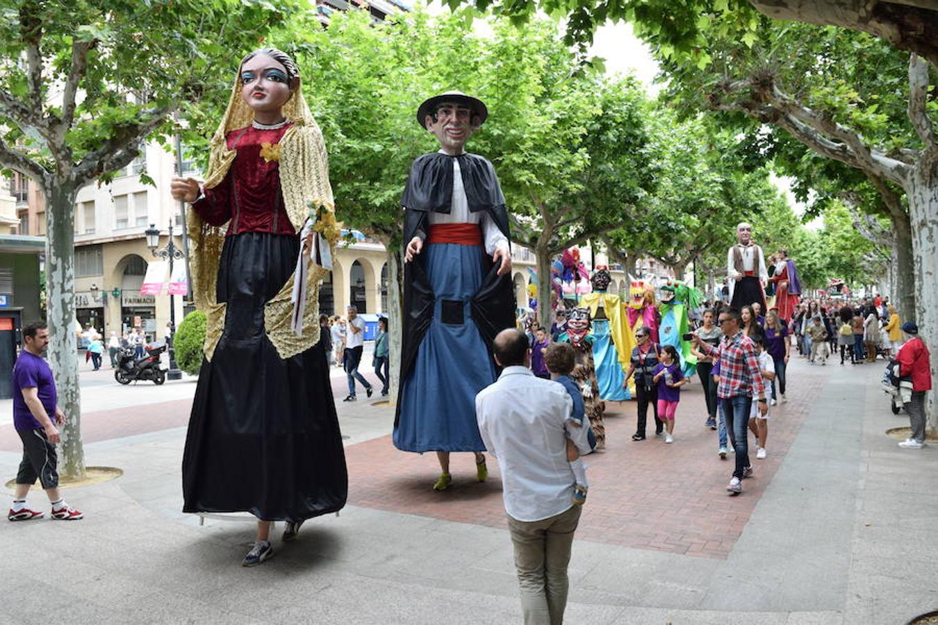 La convocatoria en el Ayuntamiento ha reunido a jóvenes y mayores para ver a los gigantes y cabezudos desfilar y bailar por las calles de Logroño. 