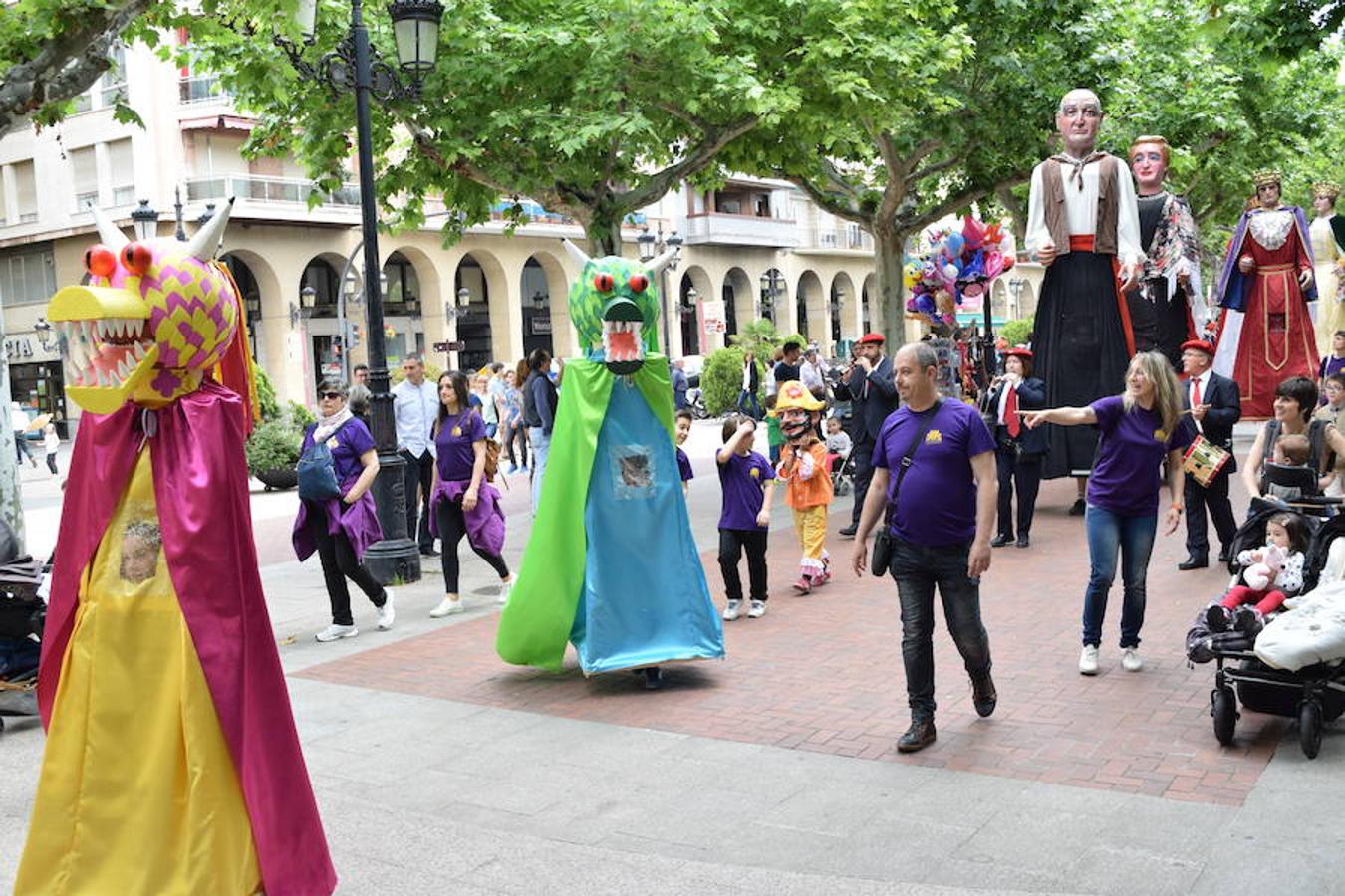 La convocatoria en el Ayuntamiento ha reunido a jóvenes y mayores para ver a los gigantes y cabezudos desfilar y bailar por las calles de Logroño. 