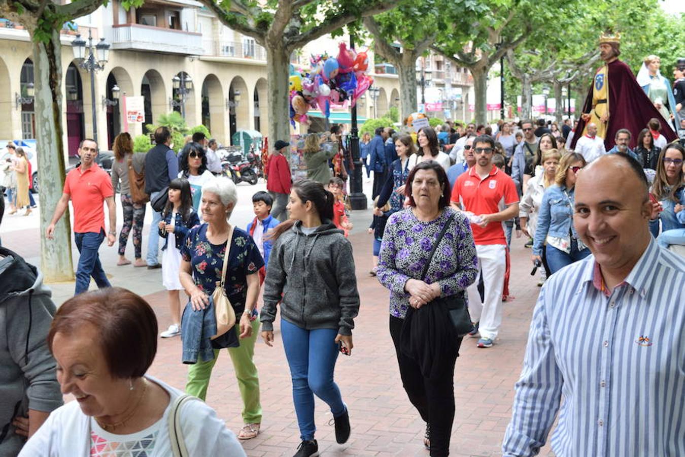 La convocatoria en el Ayuntamiento ha reunido a jóvenes y mayores para ver a los gigantes y cabezudos desfilar y bailar por las calles de Logroño. 