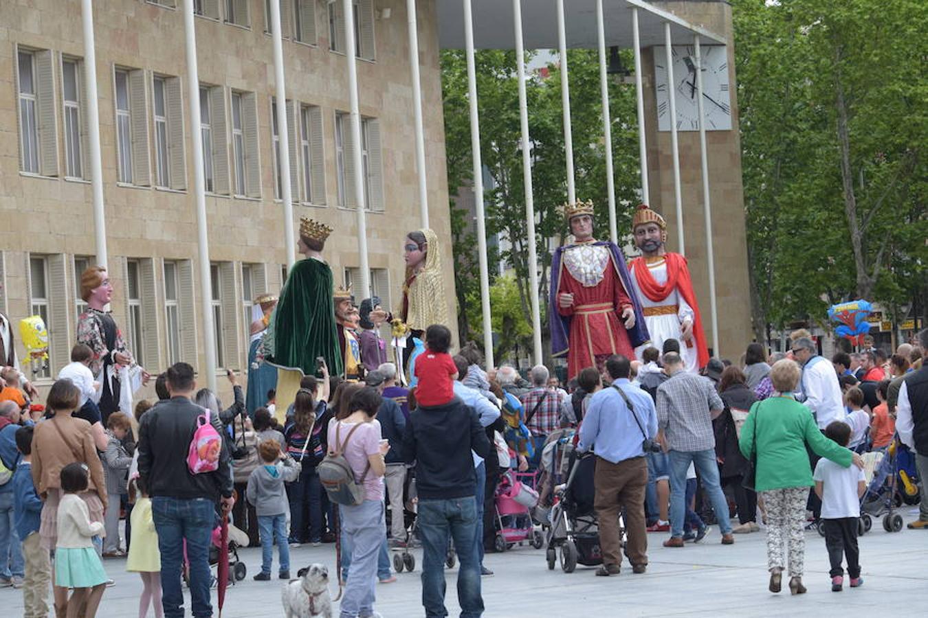 La convocatoria en el Ayuntamiento ha reunido a jóvenes y mayores para ver a los gigantes y cabezudos desfilar y bailar por las calles de Logroño. 