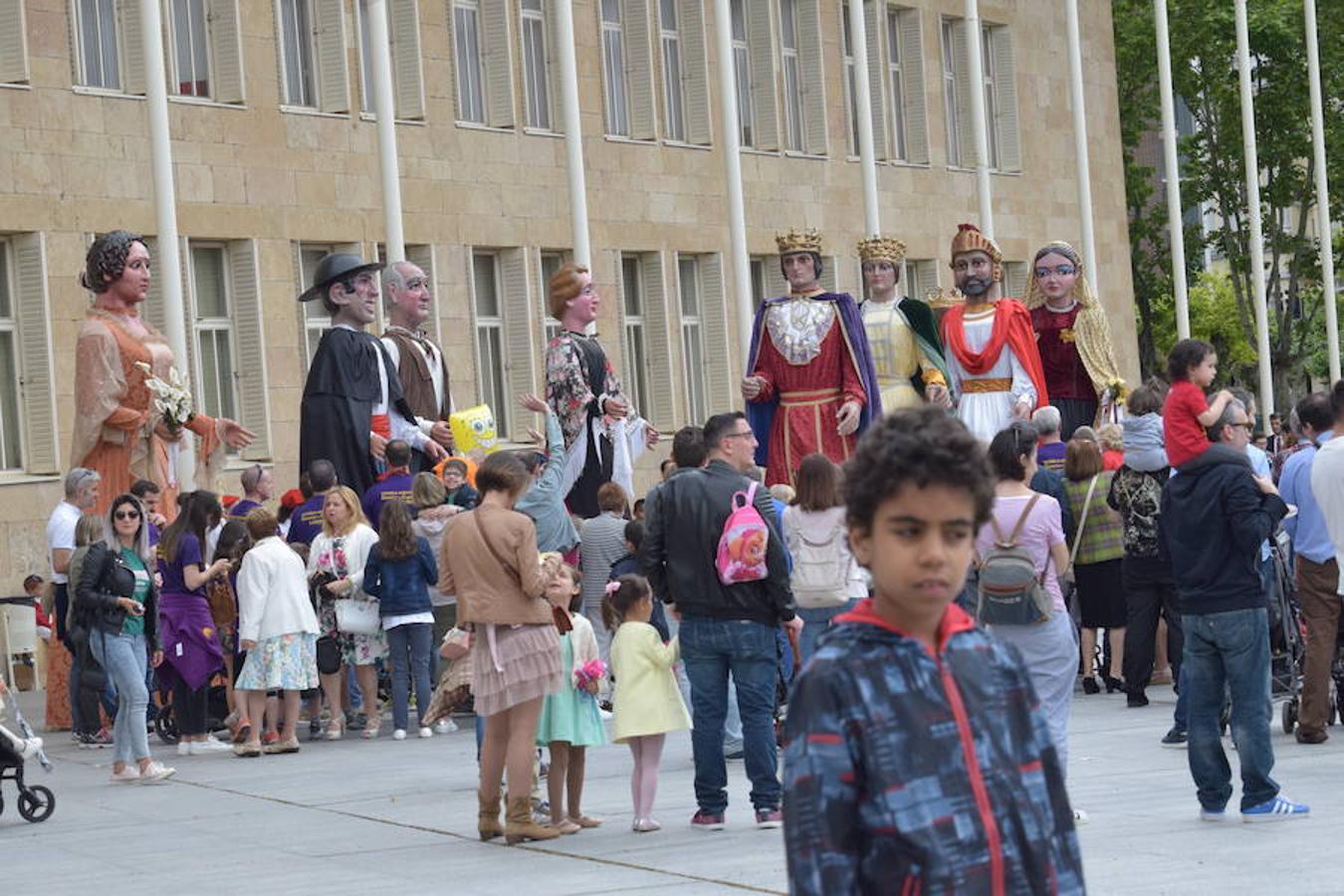 La convocatoria en el Ayuntamiento ha reunido a jóvenes y mayores para ver a los gigantes y cabezudos desfilar y bailar por las calles de Logroño. 