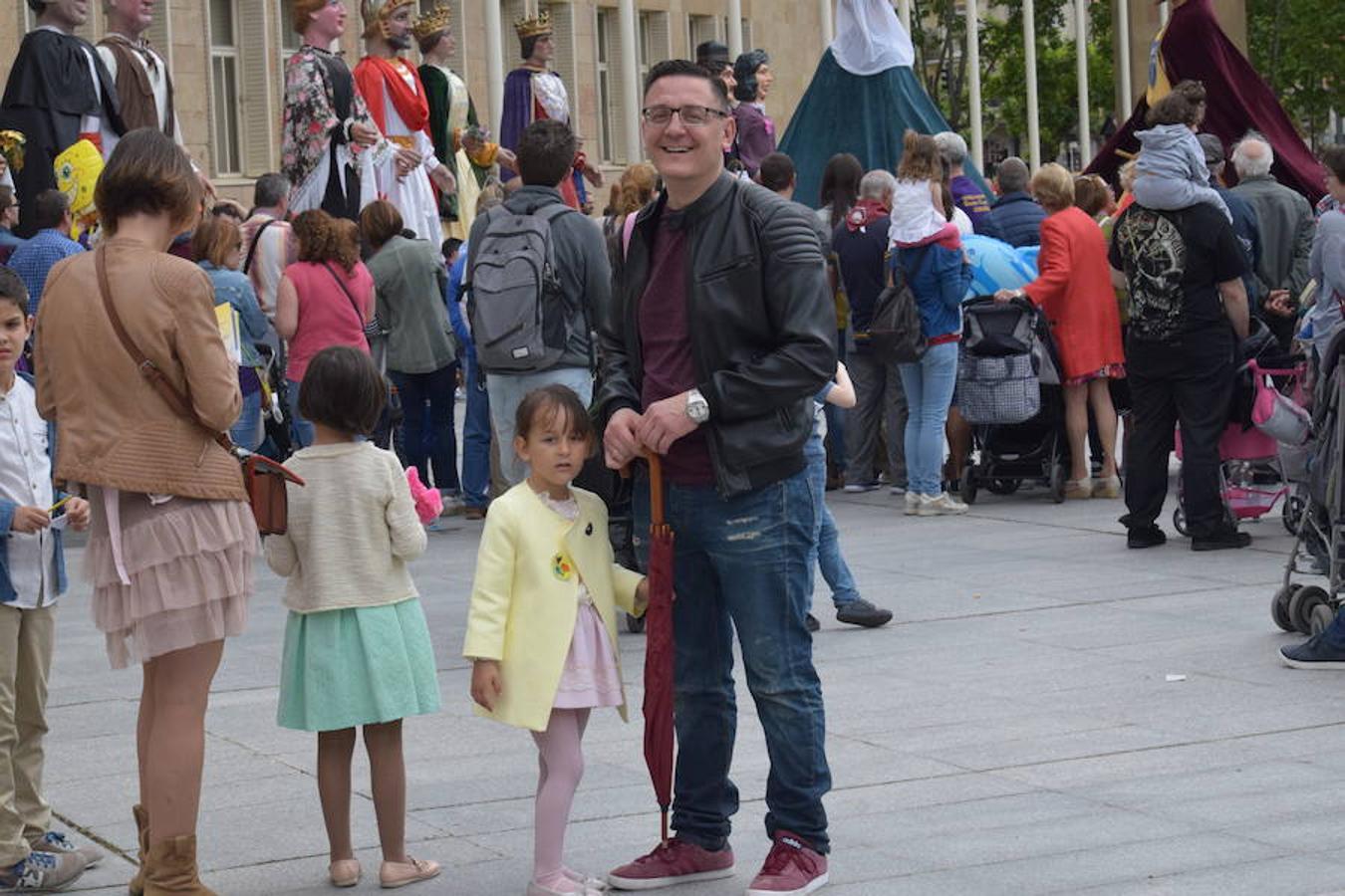 La convocatoria en el Ayuntamiento ha reunido a jóvenes y mayores para ver a los gigantes y cabezudos desfilar y bailar por las calles de Logroño. 