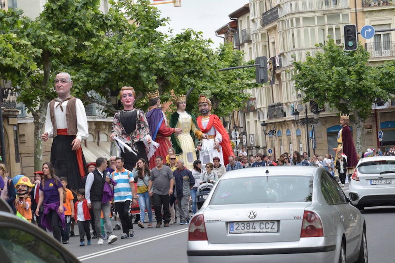 La convocatoria en el Ayuntamiento ha reunido a jóvenes y mayores para ver a los gigantes y cabezudos desfilar y bailar por las calles de Logroño. 