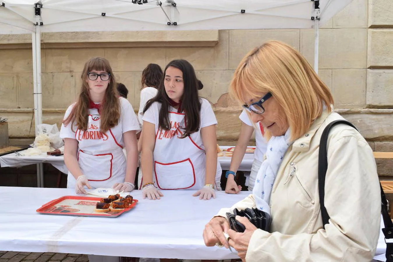 La Peña La Alegría se ha encargado del reparto del chorizo al vino y de una fiesta infantil. El acto ha tenido lugar en la Glorieta del Doctor Zubía.