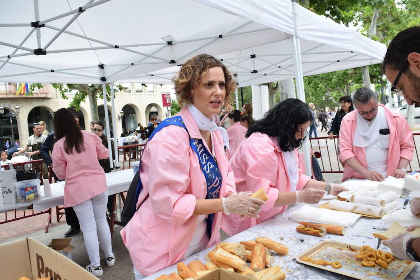 La Peña Aster ha sido la encargada de ofrecer esta mañana la degustación de calamares en el paseo del Espolón. 