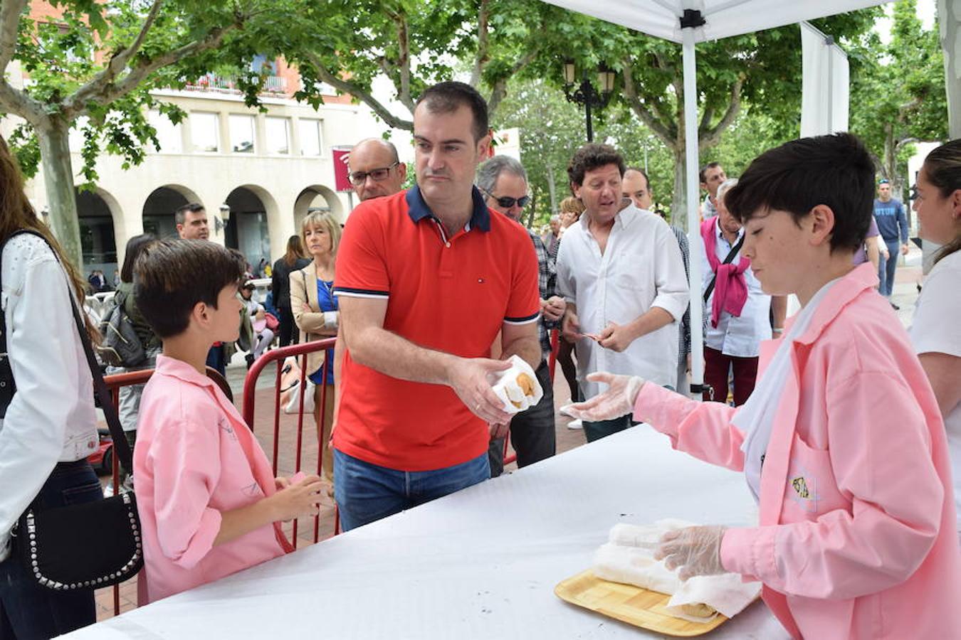 La Peña Aster ha sido la encargada de ofrecer esta mañana la degustación de calamares en el paseo del Espolón. 