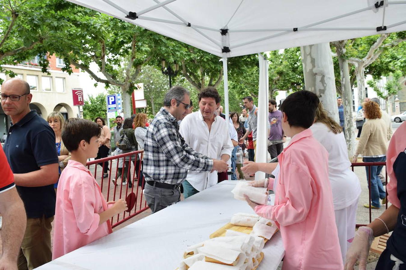 La Peña Aster ha sido la encargada de ofrecer esta mañana la degustación de calamares en el paseo del Espolón. 