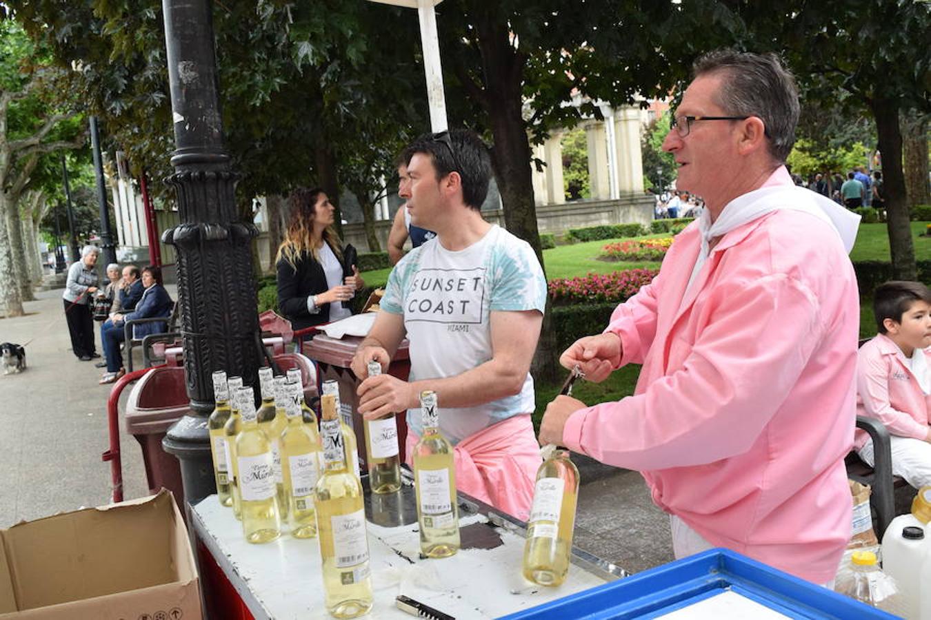 La Peña Aster ha sido la encargada de ofrecer esta mañana la degustación de calamares en el paseo del Espolón. 