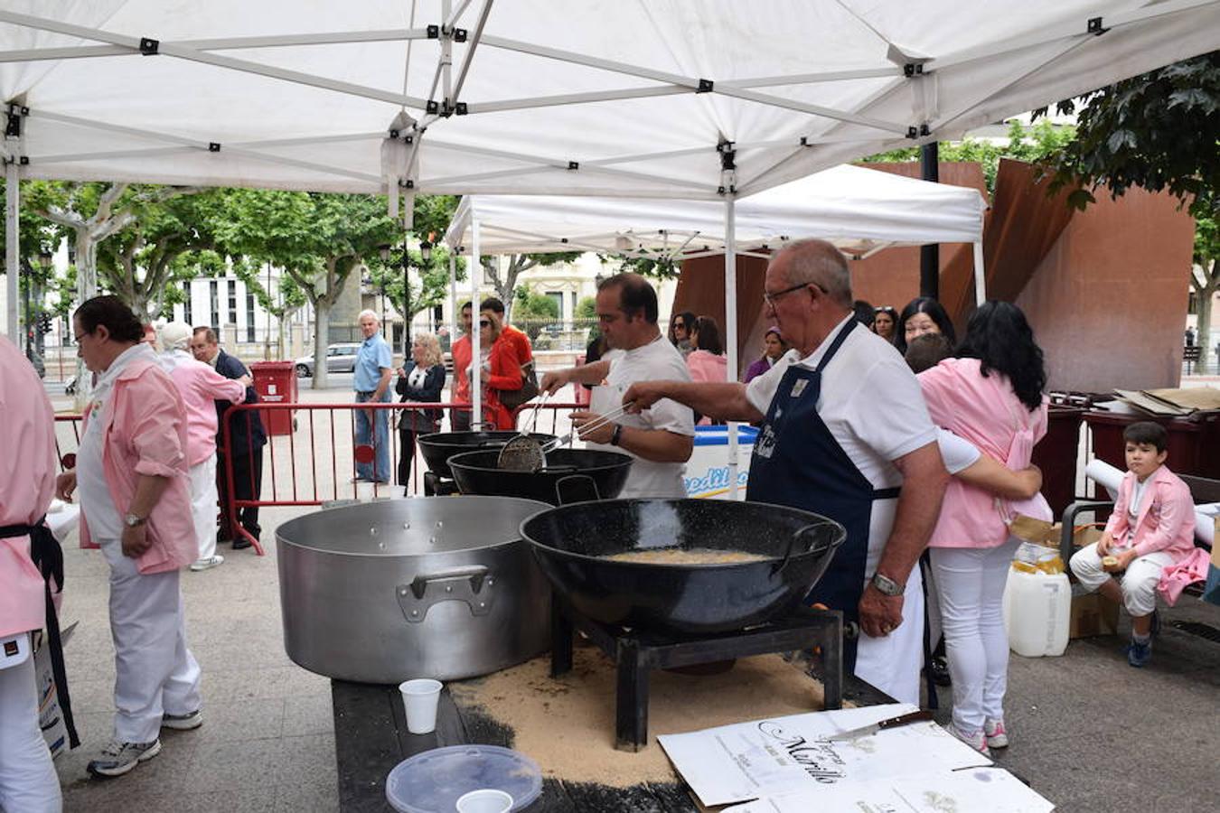 La Peña Aster ha sido la encargada de ofrecer esta mañana la degustación de calamares en el paseo del Espolón. 