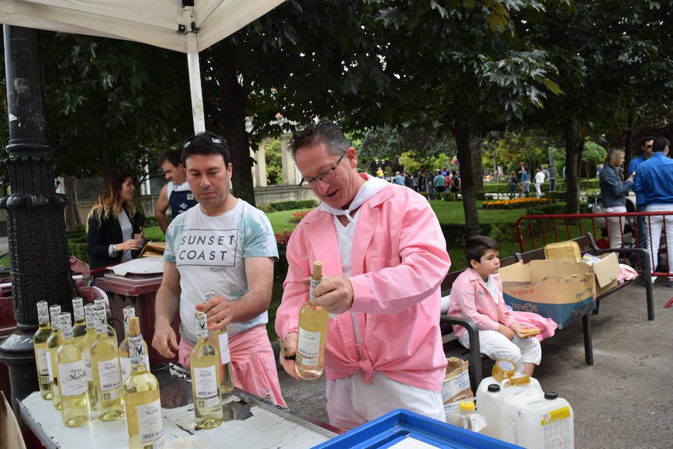 La Peña Aster ha sido la encargada de ofrecer esta mañana la degustación de calamares en el paseo del Espolón. 