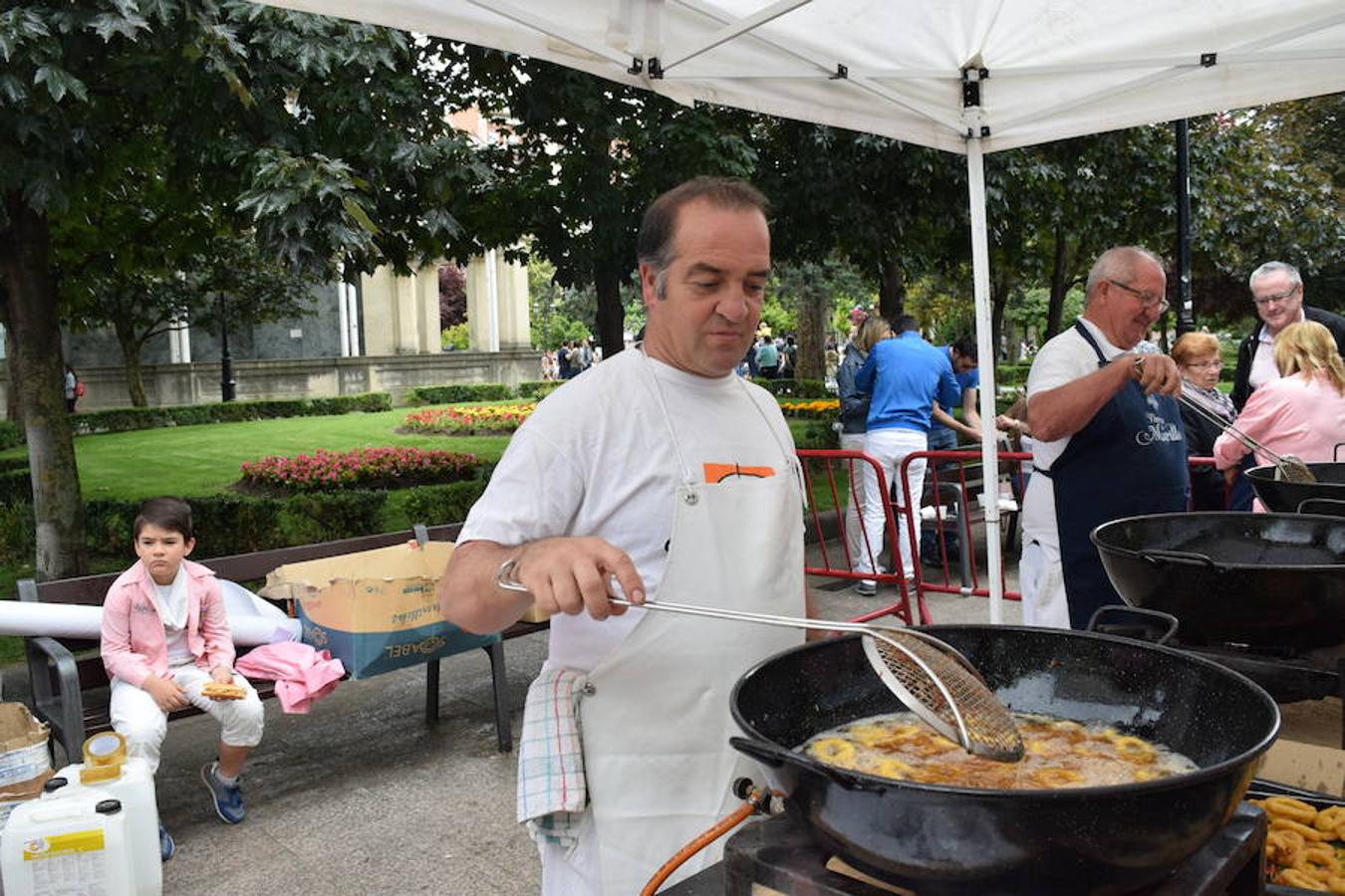 La Peña Aster ha sido la encargada de ofrecer esta mañana la degustación de calamares en el paseo del Espolón. 