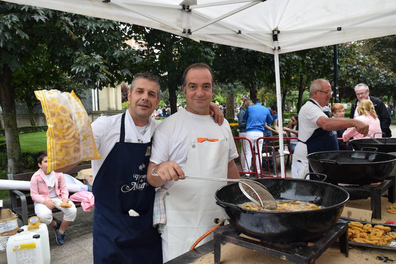 La Peña Aster ha sido la encargada de ofrecer esta mañana la degustación de calamares en el paseo del Espolón. 