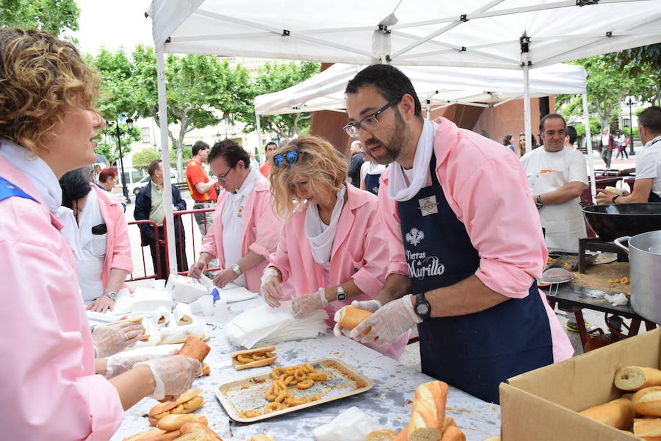 La Peña Aster ha sido la encargada de ofrecer esta mañana la degustación de calamares en el paseo del Espolón. 