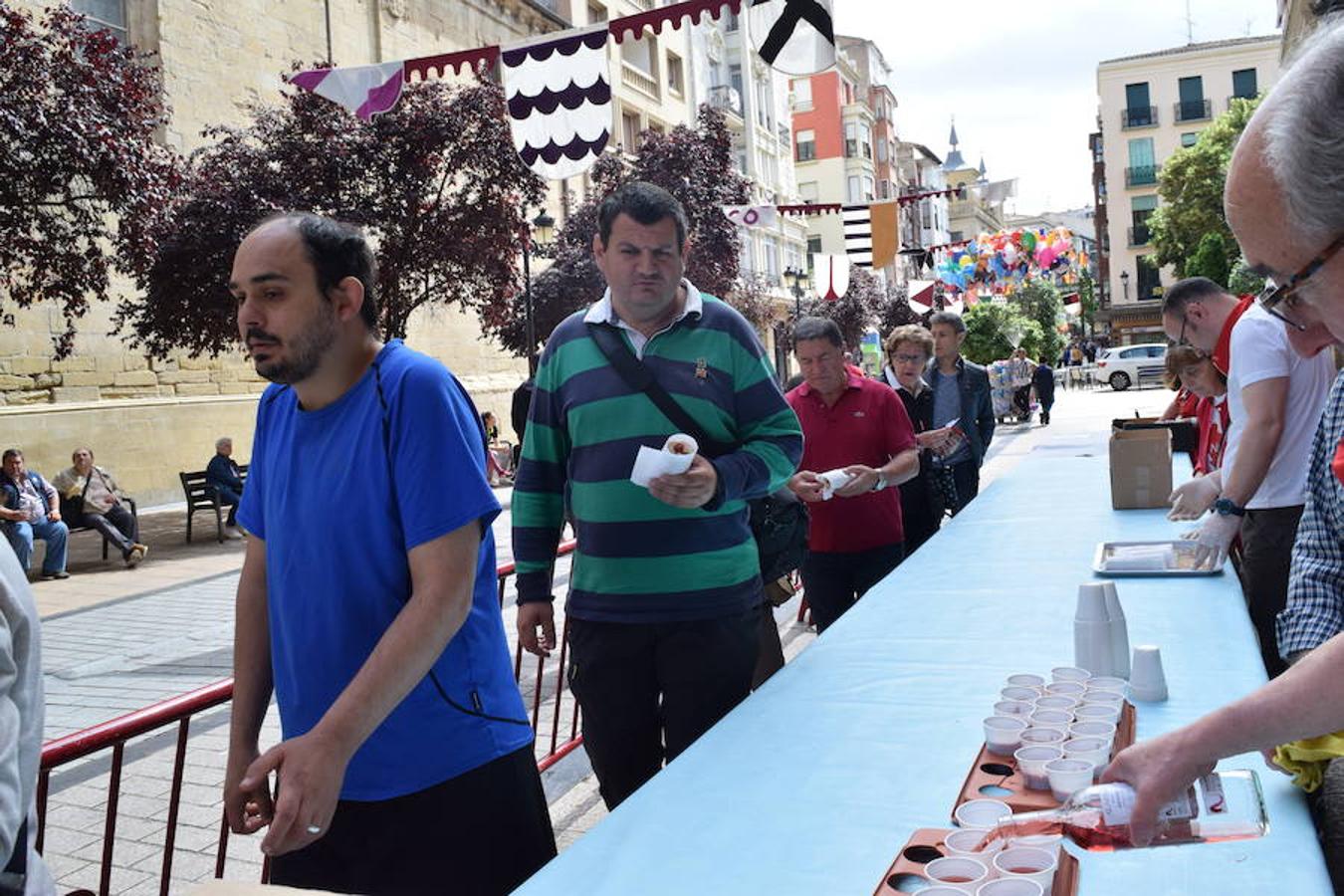 El Hogar Navarro ha sido el encargado de organizar el tradicional reparto del bocadillo de chistorra maridado con queso del roncal en Portales 23. El acto se ha enmarcado dentro de las actividades de las Casas Regionales. 