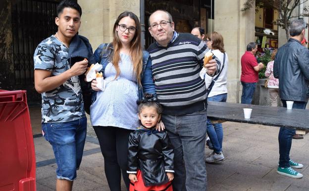 Una familia disfruta de su bocadillo. 