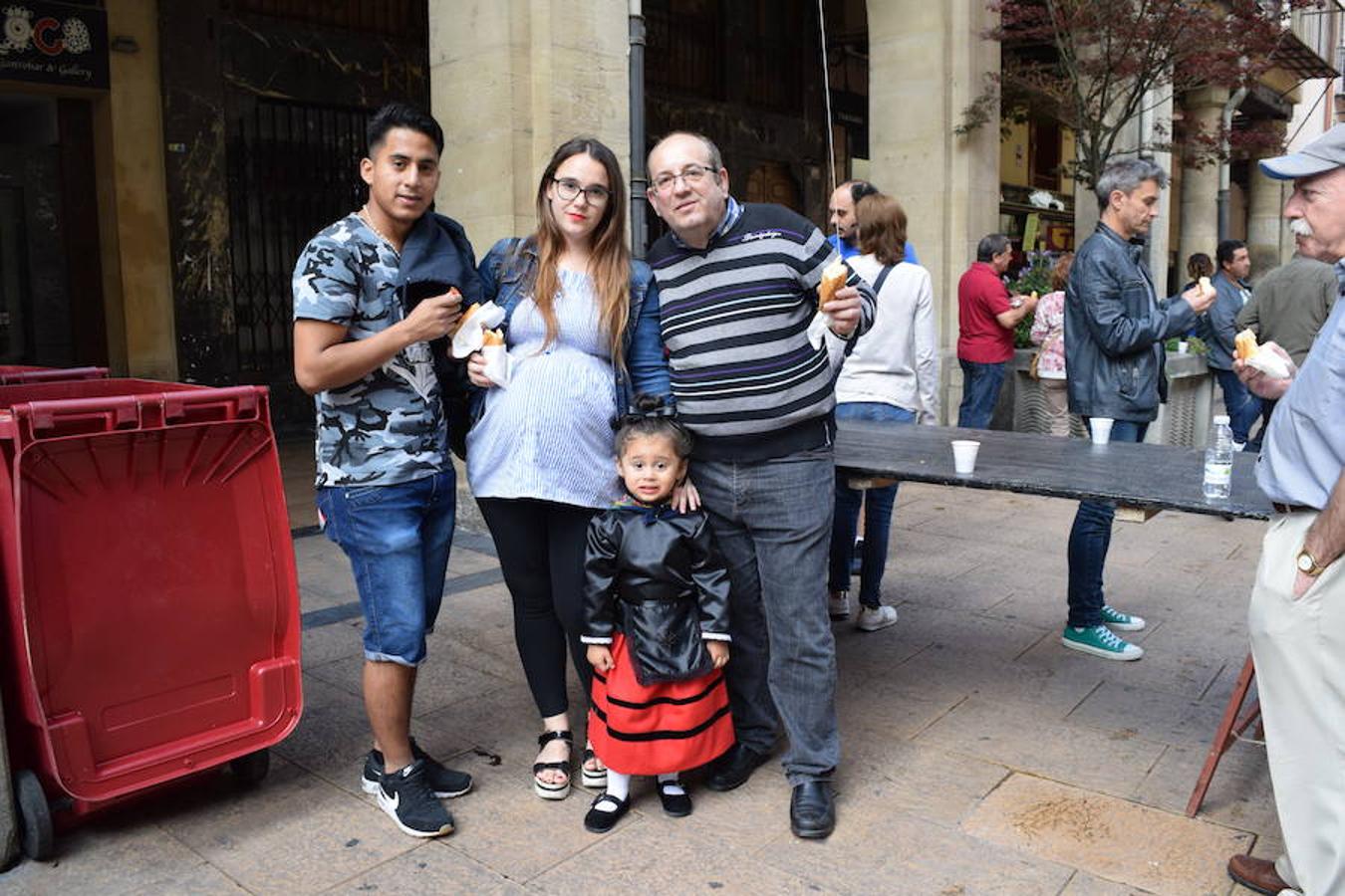 El Hogar Navarro ha sido el encargado de organizar el tradicional reparto del bocadillo de chistorra maridado con queso del roncal en Portales 23. El acto se ha enmarcado dentro de las actividades de las Casas Regionales. 