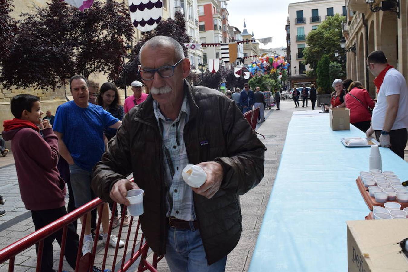 El Hogar Navarro ha sido el encargado de organizar el tradicional reparto del bocadillo de chistorra maridado con queso del roncal en Portales 23. El acto se ha enmarcado dentro de las actividades de las Casas Regionales. 