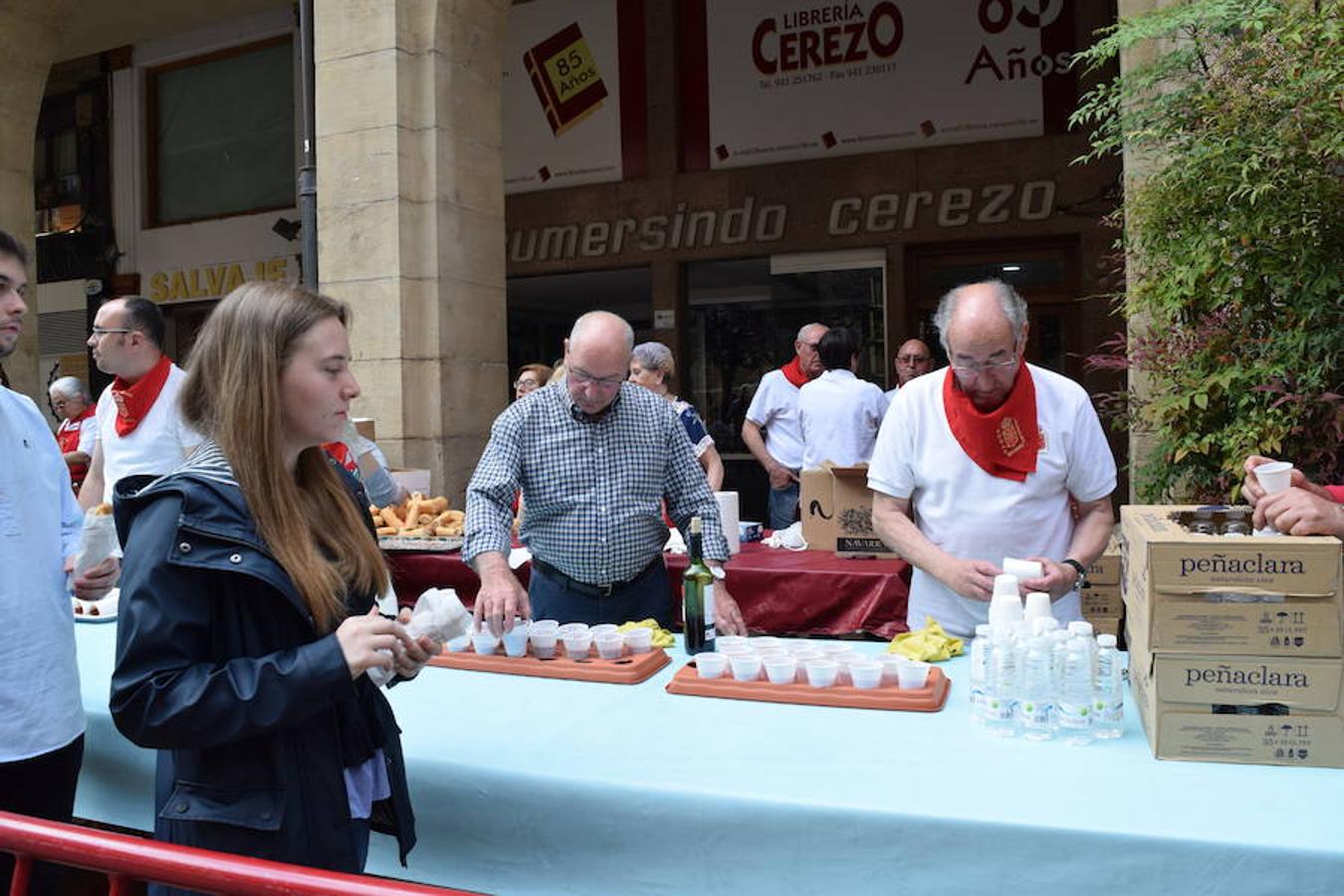 El Hogar Navarro ha sido el encargado de organizar el tradicional reparto del bocadillo de chistorra maridado con queso del roncal en Portales 23. El acto se ha enmarcado dentro de las actividades de las Casas Regionales. 