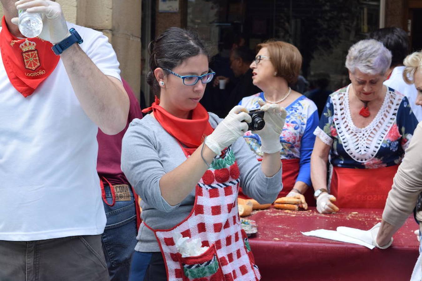 El Hogar Navarro ha sido el encargado de organizar el tradicional reparto del bocadillo de chistorra maridado con queso del roncal en Portales 23. El acto se ha enmarcado dentro de las actividades de las Casas Regionales. 