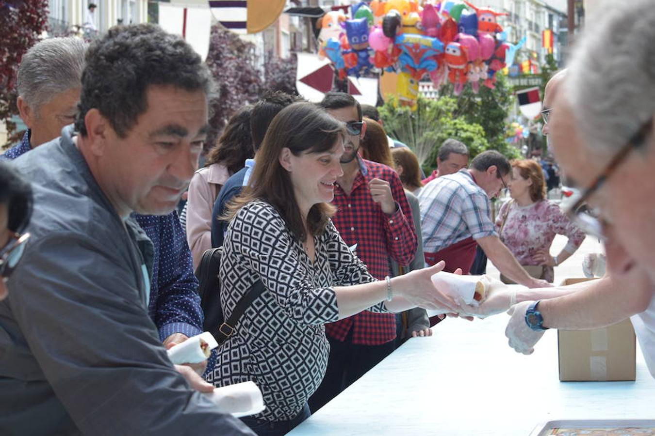 El Hogar Navarro ha sido el encargado de organizar el tradicional reparto del bocadillo de chistorra maridado con queso del roncal en Portales 23. El acto se ha enmarcado dentro de las actividades de las Casas Regionales. 