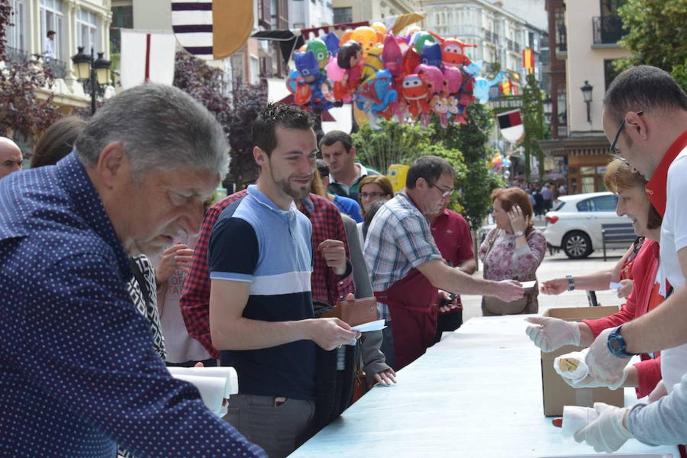 El Hogar Navarro ha sido el encargado de organizar el tradicional reparto del bocadillo de chistorra maridado con queso del roncal en Portales 23. El acto se ha enmarcado dentro de las actividades de las Casas Regionales. 