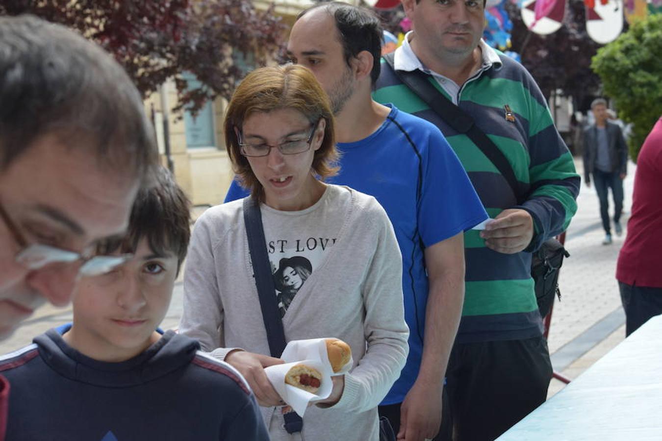 El Hogar Navarro ha sido el encargado de organizar el tradicional reparto del bocadillo de chistorra maridado con queso del roncal en Portales 23. El acto se ha enmarcado dentro de las actividades de las Casas Regionales. 